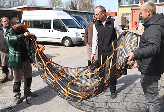 Team von GrünBau inklusiv mit Freischneidern bei der Grünflächenpflege