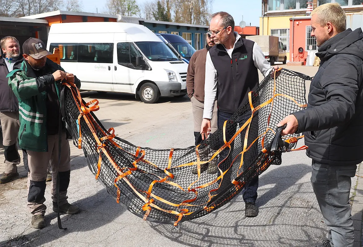 Team von GrünBau inklusiv mit Freischneidern bei der Grünflächenpflege