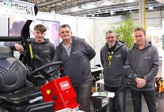 Mitarbeiter von GrünBau inklusiv auf einer Messe für Inklusionsunternehmen