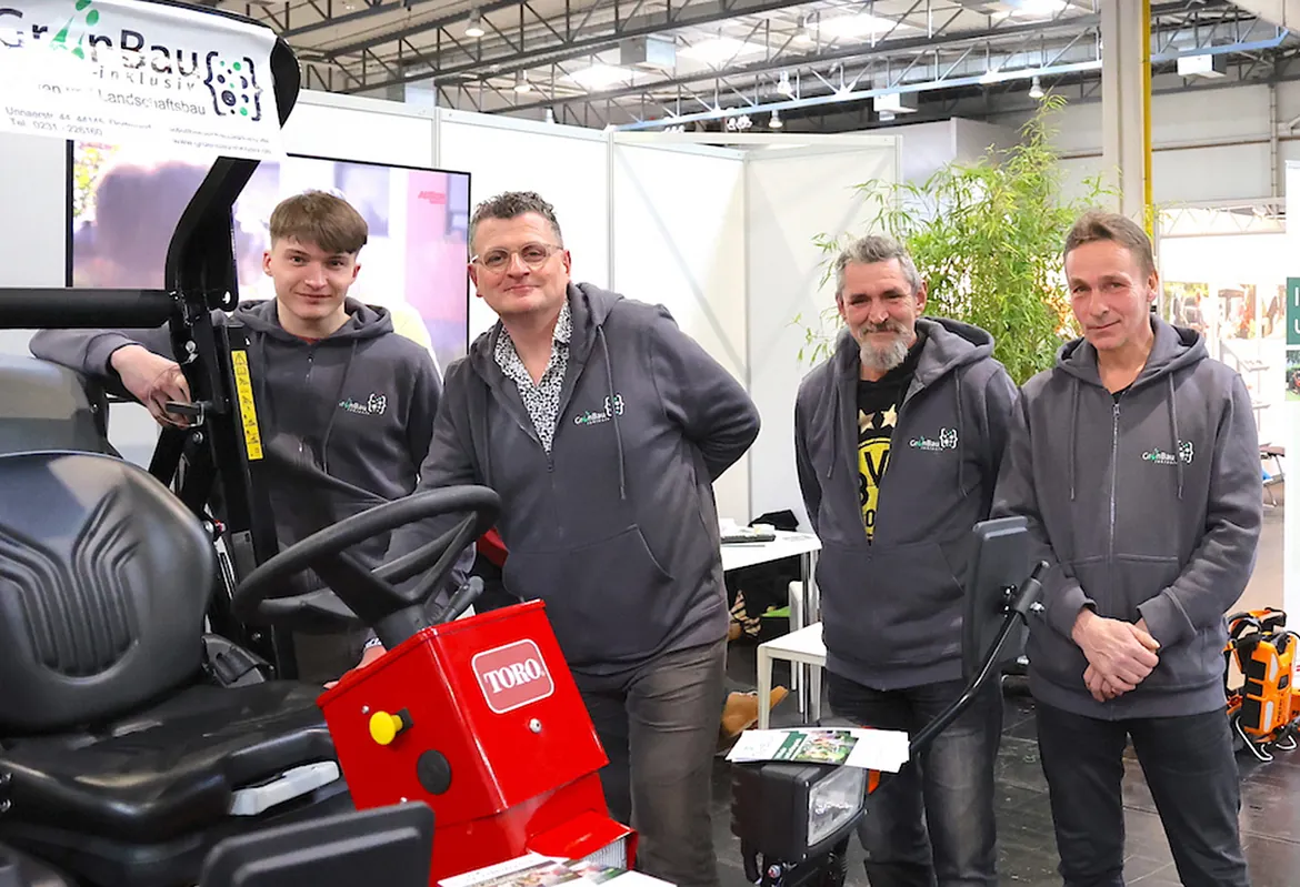 Mitarbeiter von GrünBau inklusiv auf einer Messe für Inklusionsunternehmen